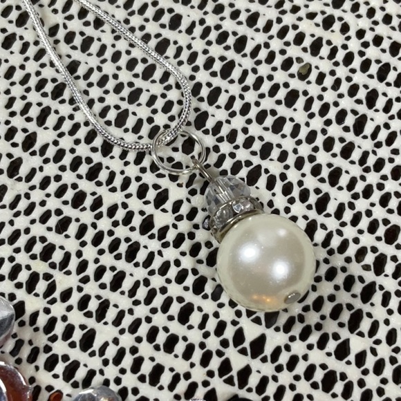 VINTAGE PEARL & RHINESTONE EARRINGS AND MATCHING PENDENT - Picture 2 of 3